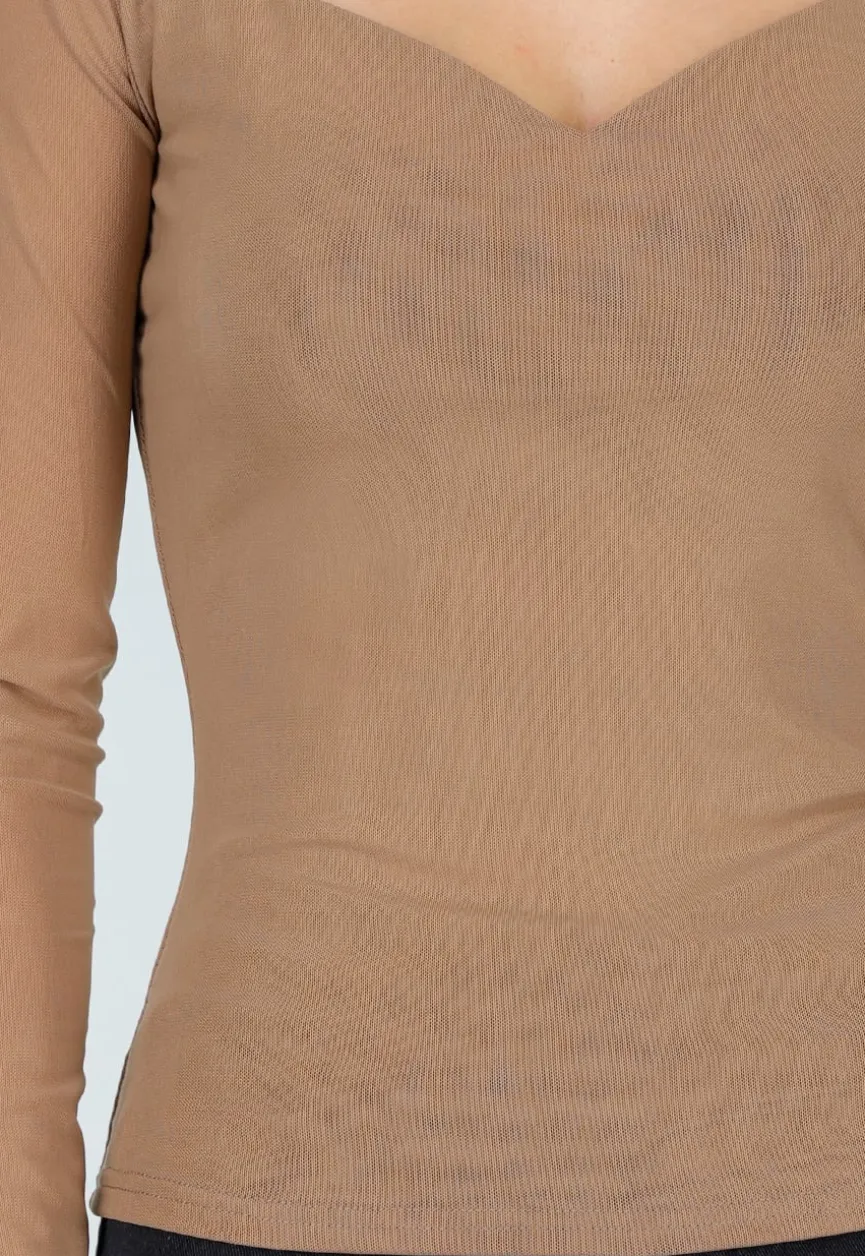 Camelkleurige Top met Lange Mouwen en Diepe Halslijn