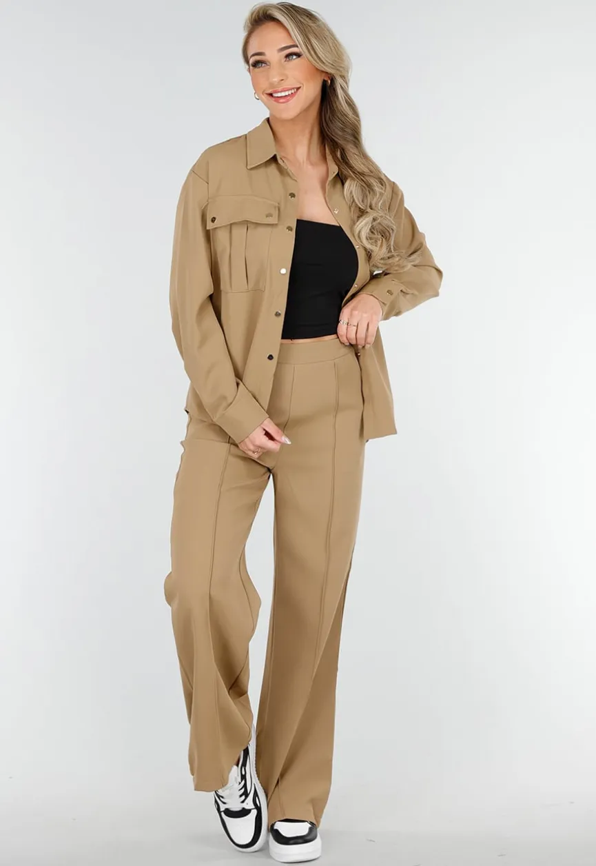 Camel Set met Blouse met Gouden Knopen en Straight Leg Broek
