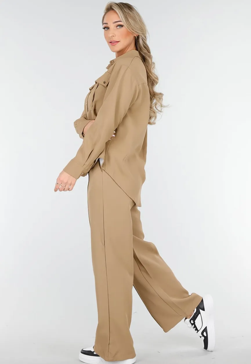 Camel Set met Blouse met Gouden Knopen en Straight Leg Broek
