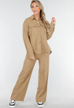Camel Set met Blouse met Gouden Knopen en Straight Leg Broek