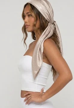 Champagne Satijnen Bandana met Jacquard Bloemenprint