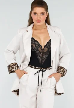 Chique Ivoor Set met Leopardprint Details