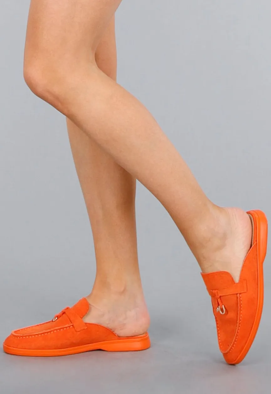 Comfortabele Oranje Suède Instappers met Flexibele Zool en Gouden Detail