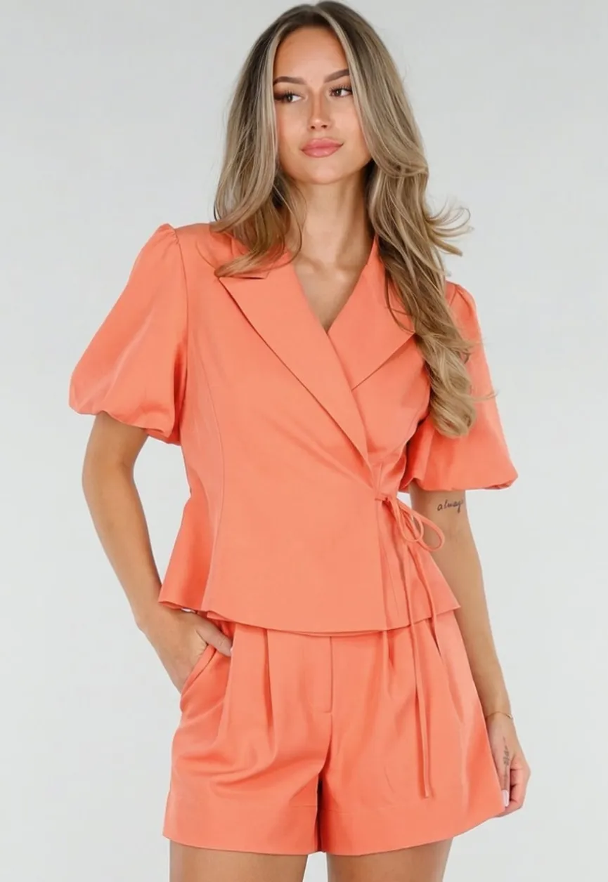 Coral Blazer met Reverskraag en Korte Pofmouwen