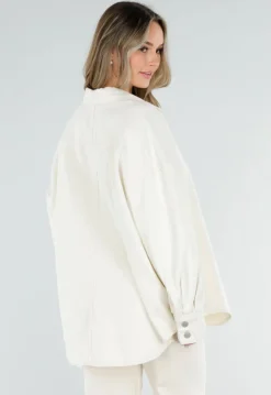 Crème Denim Blouse met Oversized Knopen en Lange Mouwen