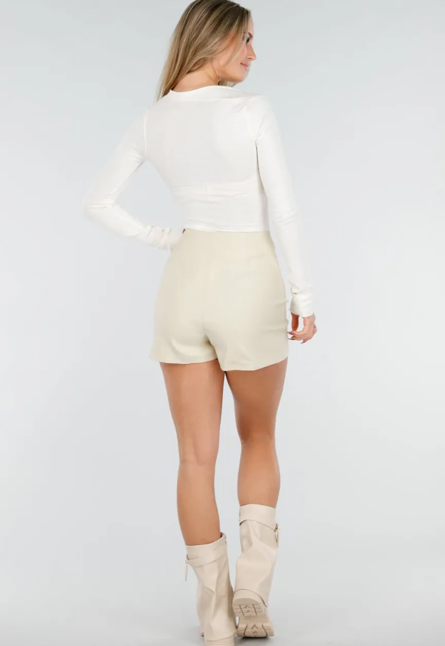 Crèmekleurige Top met Asymmetrische Halslijn en Plooidetail