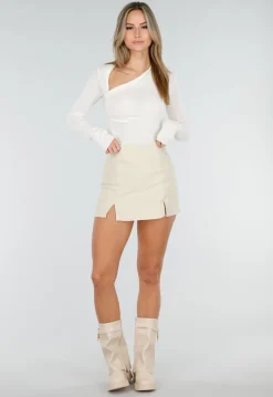 Crèmekleurige Top met Asymmetrische Halslijn en Plooidetail
