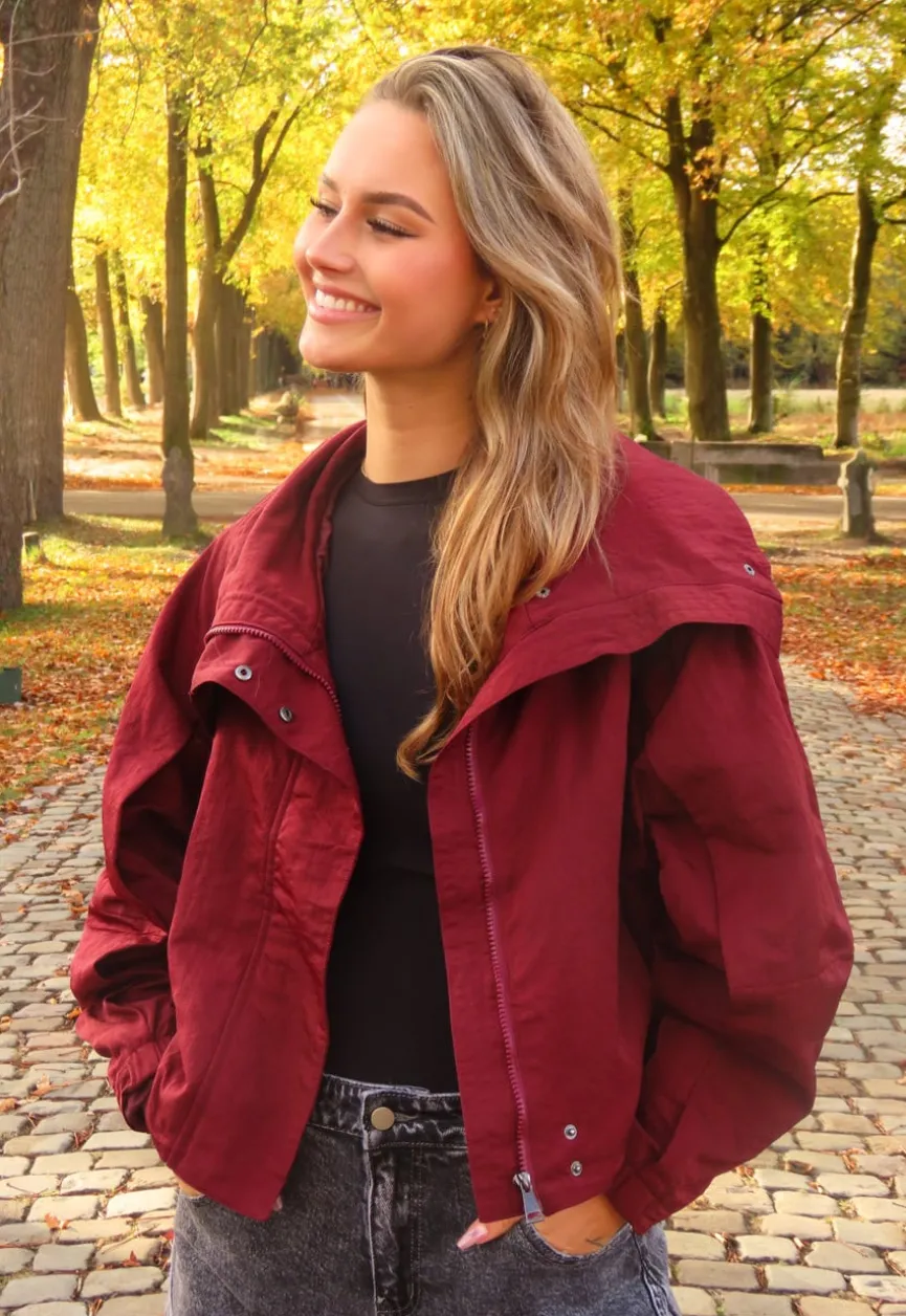 Cropped Lightweight Jas in Bordeauxrood met Brede Kraag
