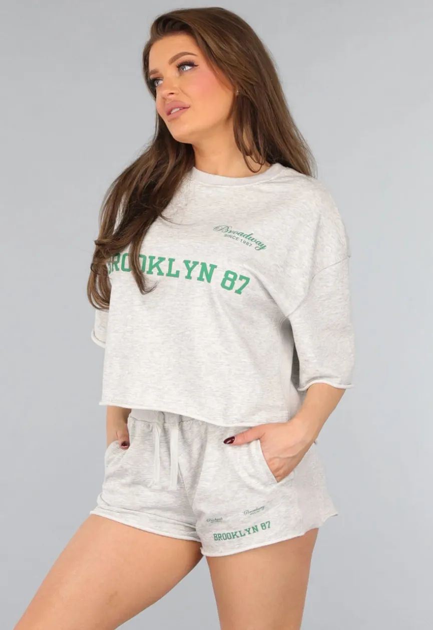Cropped Shirt in Grijs met Groene Tekst