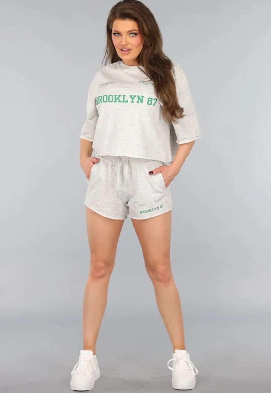 Cropped Shirt in Grijs met Groene Tekst