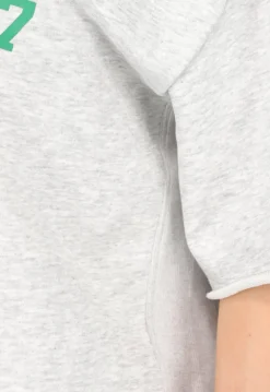 Cropped Shirt in Grijs met Groene Tekst