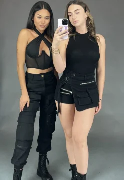 Cross-over Halter Top met Mesh Details