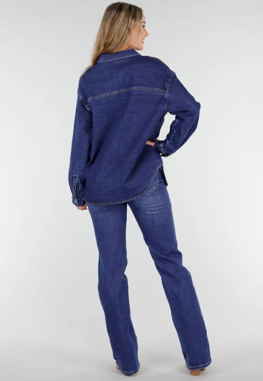 Donkerblauw Denim Overhemd met Oversized Pasvorm en Knoopsluiting