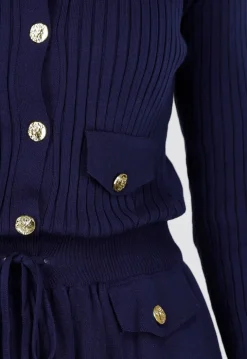 Donkerblauwe Geribde Stretch Two Piece met Goudkleurige Knopen en Plooirok