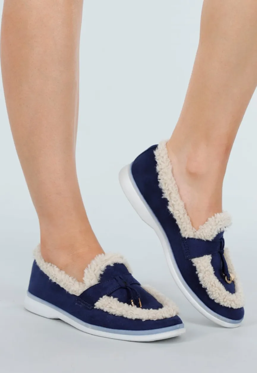 Donkerblauwe Loafers met Beige Bontvoering en Witte Zool