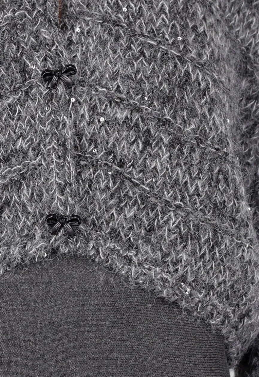 Donkergrijs Gebreid Vest met Strikknopen en Subtiele Glansdetails