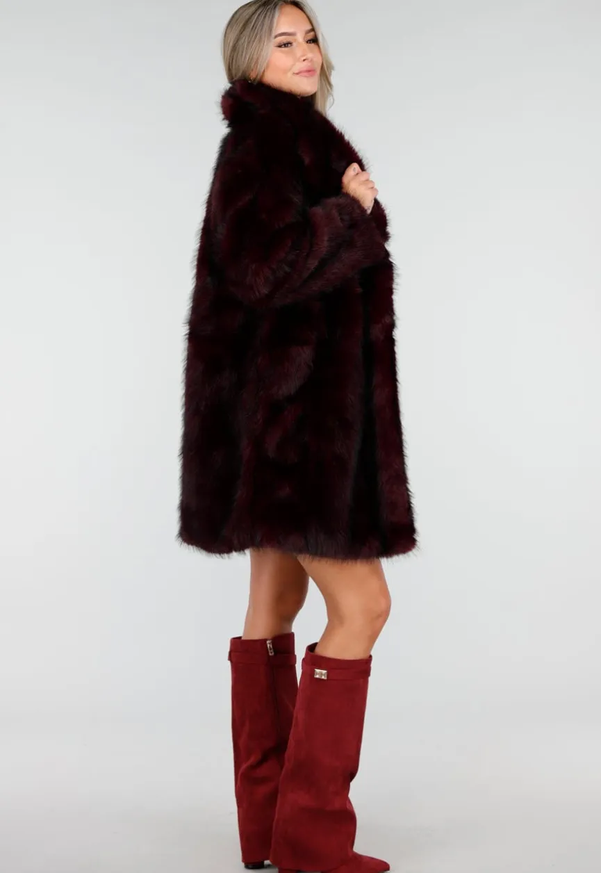 Donkerrode Faux Fur Jas met Brede Reverskraag