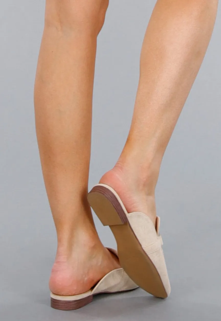 Elegante Beige Suède Loafers Met Gouden Horsebit Schakel En Puntneus