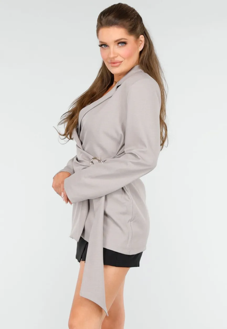 Elegante Getailleerde Grijze Blazer met Ceintuur en Goudkleurige Gesp