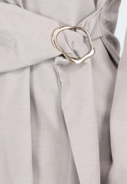 Elegante Getailleerde Grijze Blazer met Ceintuur en Goudkleurige Gesp