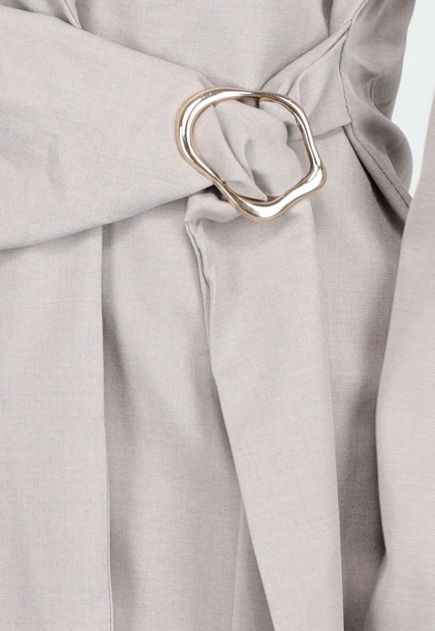 Elegante Getailleerde Grijze Blazer met Ceintuur en Goudkleurige Gesp