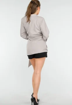 Elegante Getailleerde Grijze Blazer met Ceintuur en Goudkleurige Gesp