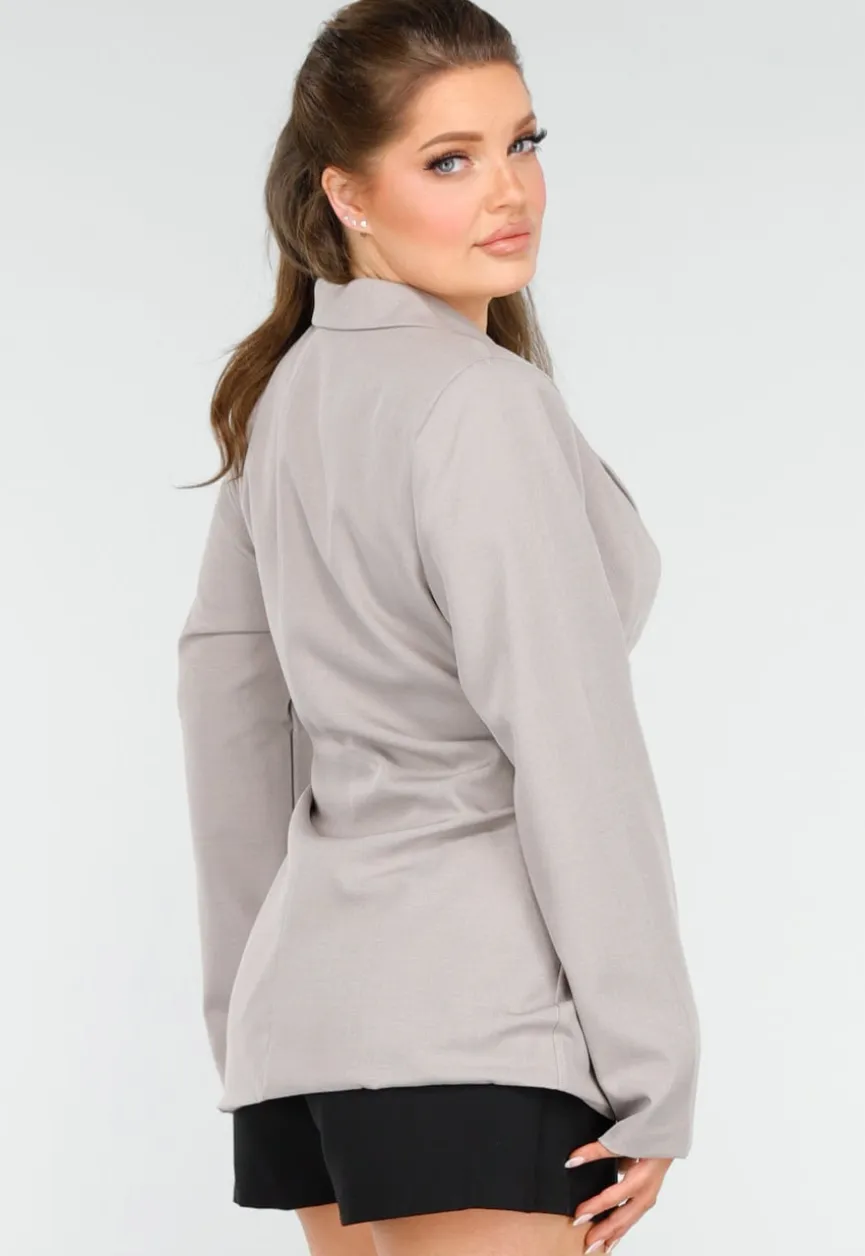 Elegante Getailleerde Grijze Blazer met Ceintuur en Goudkleurige Gesp