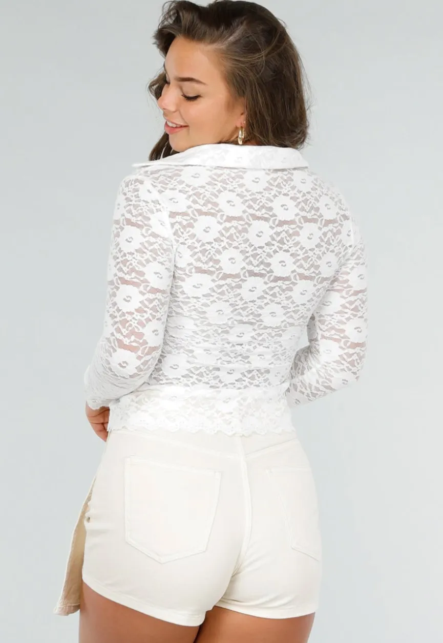 Elegante Witte Kanten Blouse met Lange Mouwen en Knoopsluiting