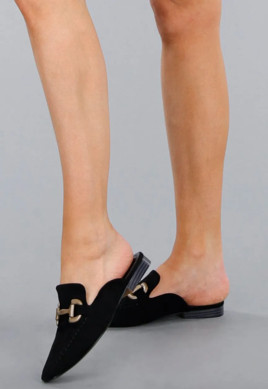 Elegante Zwarte Suède Loafers Met Gouden Horsebit Schakel En Puntneus