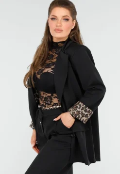 Elegant Zwart Pak met Leopardprint Accenten