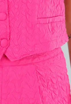 felroze Set met Gilet Top, Korte Broek en Golftextuur