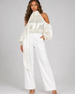 Gebroken Witte Satijnen Cold Shoulder Top met Sjaalkraag