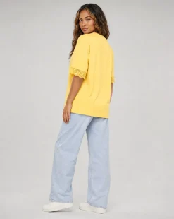 Geel Oversized T-Shirt met Kantmouwen en Borduring