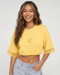 Geel Oversized T-Shirt met Kantmouwen en Borduring