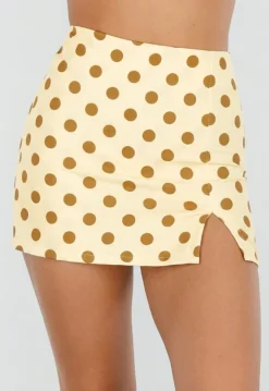 Gele Polkadot Skort met Split en Stretch