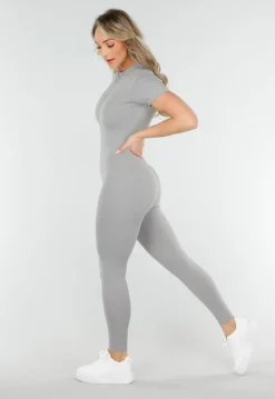 Getailleerde Grijze Stretch Sport Jumpsuit met Korte Mouwen en Ritssluiting