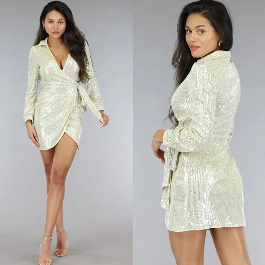 Gouden Pailletten Overslag Jurk met Knoopdetail