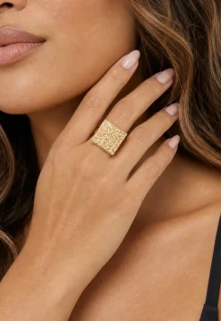 Goudkleurige Vierkante Ring met Structuur