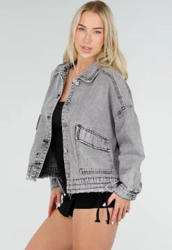 Grijze Denim Jas met Klepzakken, Trekkoord en Drukknoopsluiting