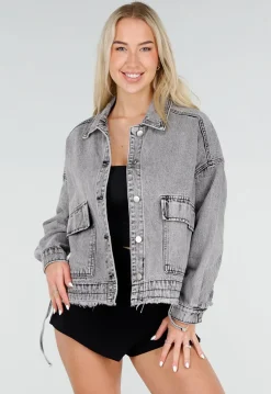 Grijze Denim Jas met Klepzakken, Trekkoord en Drukknoopsluiting
