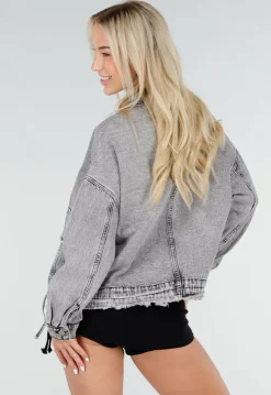 Grijze Denim Jas met Klepzakken, Trekkoord en Drukknoopsluiting