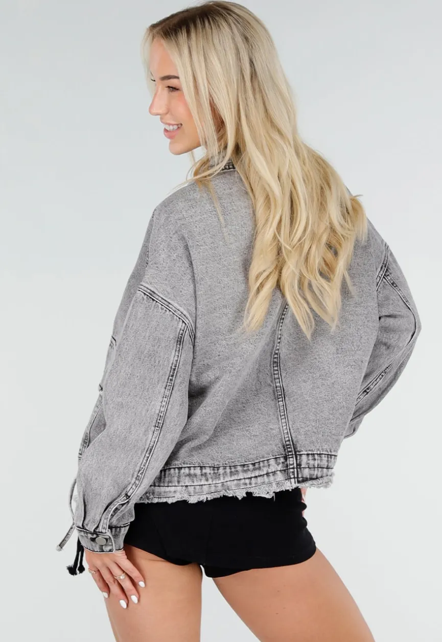 Grijze Denim Jas met Klepzakken, Trekkoord en Drukknoopsluiting