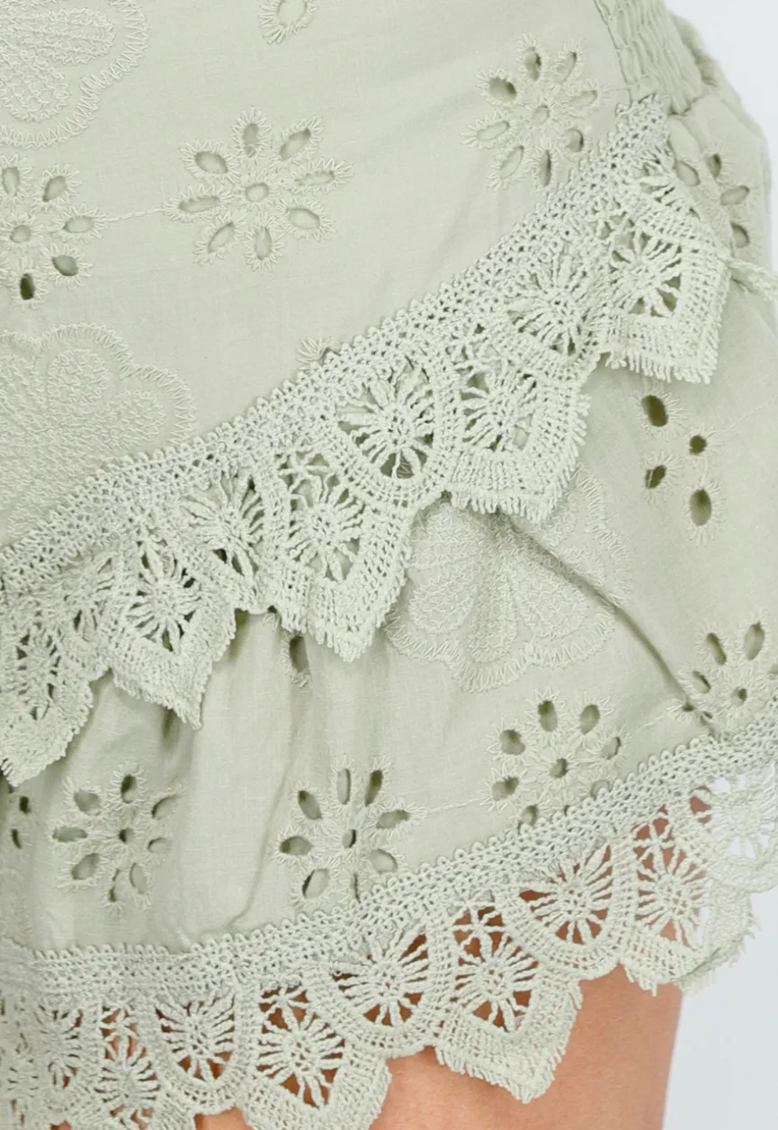 Groene Broderie Anglaise Short met Ruffles