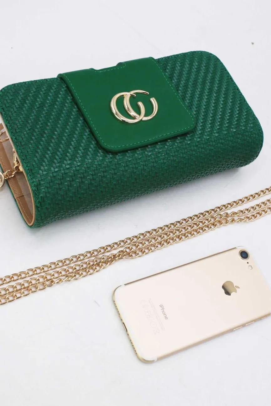Groene Clutch met Goudkleurige Ketting en Gevlochten Textuur