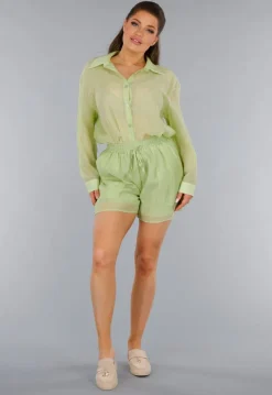 Groene Tweedelige Set met Doorschijnende Blouse en Elastische Short
