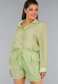 Groene Tweedelige Set met Doorschijnende Blouse en Elastische Short