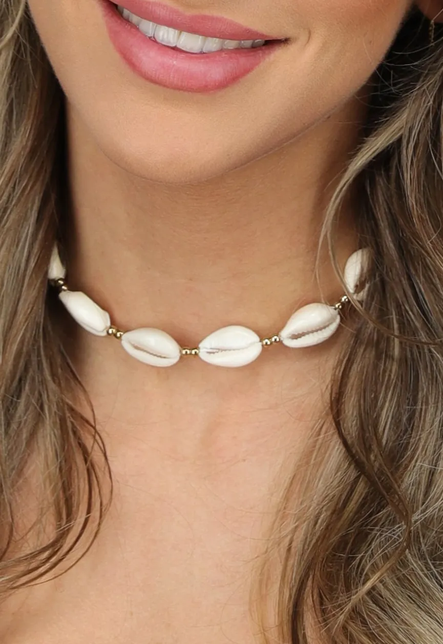 Halsketting met Kauri Schelpjes en Gouden Kraaltjes