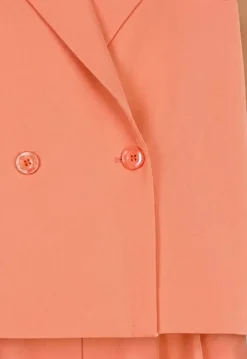 Koraalkleurig Mouwloos Gilet met Double Breasted Knoopsluiting
