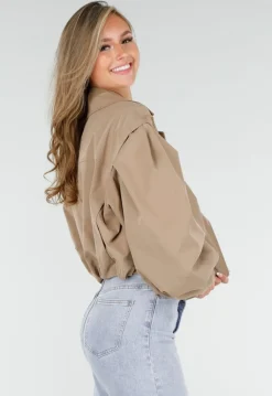 Korte Trench Coat in Camel met Pofmouwen en Knopen