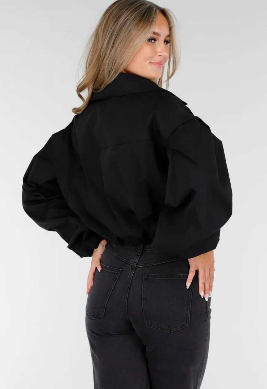 Korte Trench Coat in Zwart met Pofmouwen en Knopen